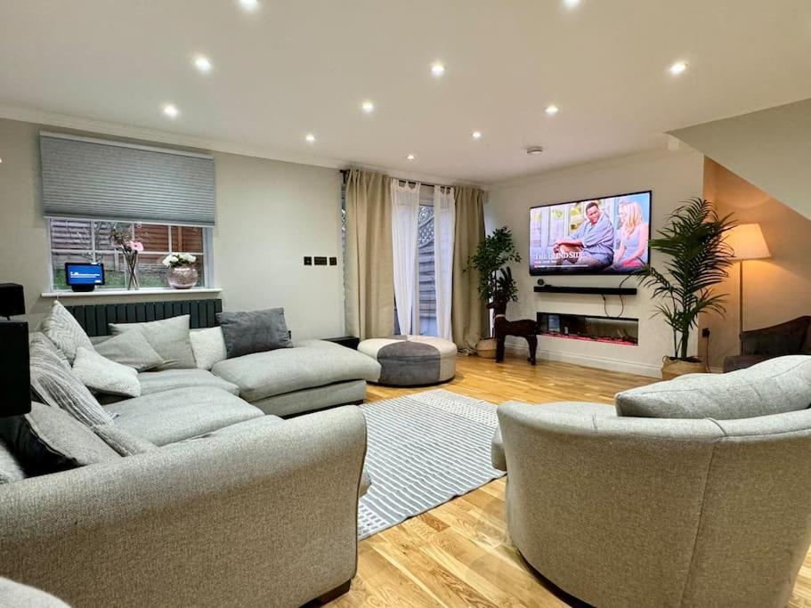 Вилла Entire House With A Large Lounge Leverstock Green Экстерьер фото