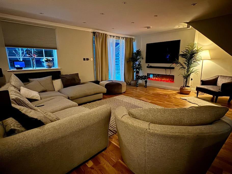 Вилла Entire House With A Large Lounge Leverstock Green Экстерьер фото